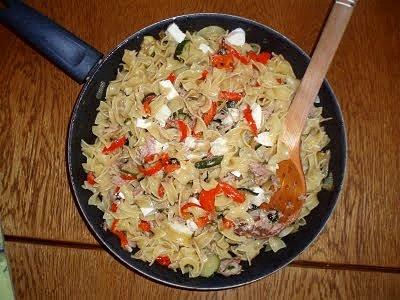 Pasta z tuńczykiem, warzywami i mozzarellą