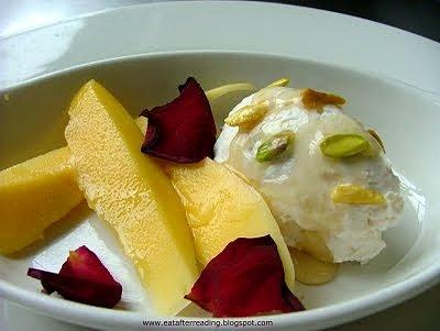 DeSerek jogurtowy z mango i syropem miodowo-różanym
