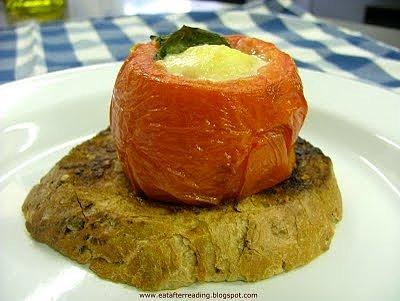 Jajka pieczone w pomidorach