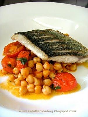 Dorada z szybkim curry z cieciorki, pomidorków czereśniowych i kolendry