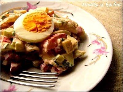 Sałatka makaronowa z sosem czosnkowym