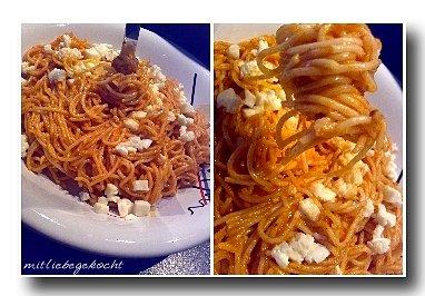 Spaghetti z sosem pomidorowym z mozzarellą
