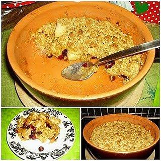 Crumble z jabłkami, rodzynkami i żurawiną