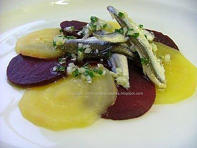 Anchovies na dwukolorowym carpaccio z buraków