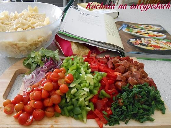 Sałatka z makaronem i salami