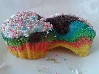 Kolorowe muffinki limonkowe na urodziny dziecięce