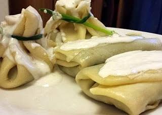 Naleśniki ze szpinakiem i sosem czosnkowym