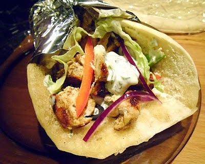 Souvlaki z kurczaka z warzywami, fetą i sosem tzatziki