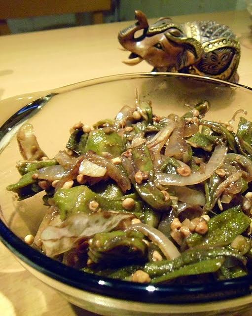 Aromatyczna okra z cebulą, czosnkiem i imbirem