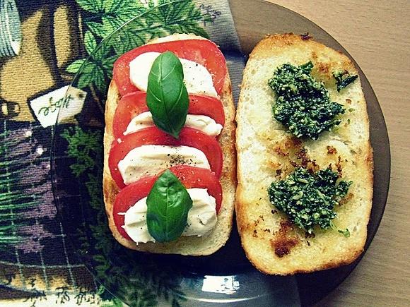 Caprese sałatka z mozzarellą, pomidorem i bazylią