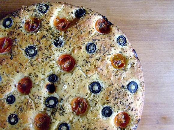 Focaccia z oliwkami i pomidorkami koktajlowymi