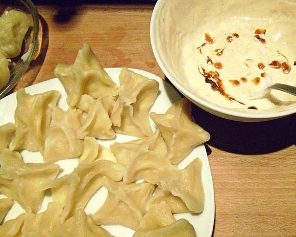 Manti - tureckie pierożki z serem feta i sosem jogurtowym
