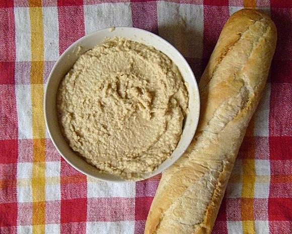 Hummus - tradycyjna potrawa z ciecierzycy z libanu i izraela