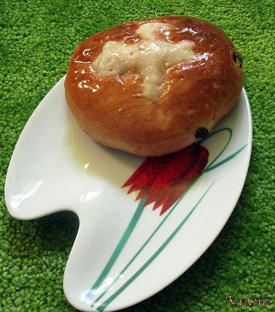 Hot cross buns - tradycyjne bułeczki wielkanocne z lukrowanym krzyżem