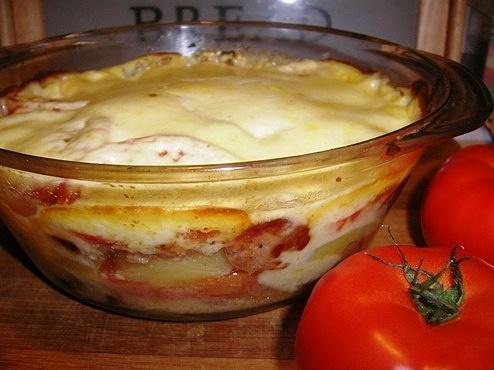 Ziemniaczana zapiekanka z kiełbasą i pomidorami pod beszamelem