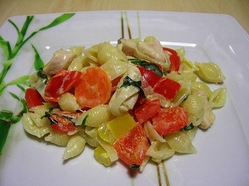 Kurczak w kolorowym towarzystwie z makaronem
