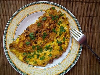 Omlet z cukinią, kiełbasą i serem żółtym