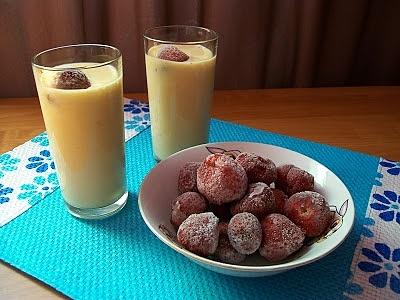 Koktajl brzoskwiniowo-bananowy z truskawkową wkładką
