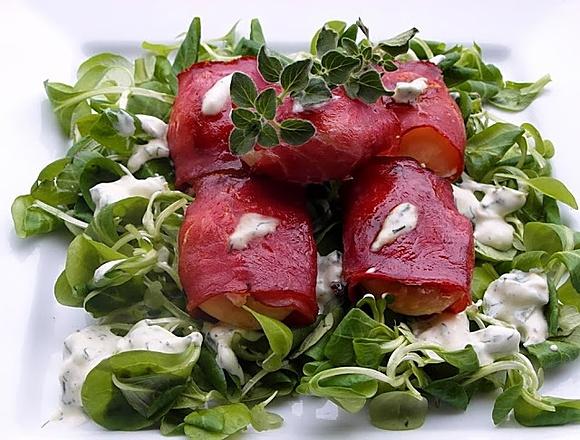Sałatka z brzoskwiniami i szynką parmeńską