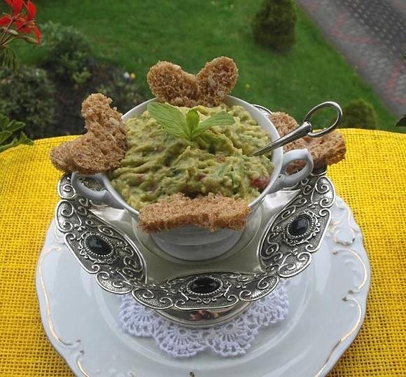 Guacamole z pomidorami i miętą