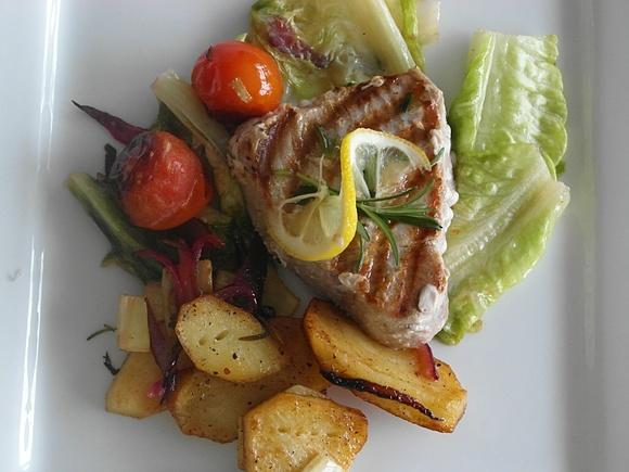Grillowany tuńczyk z warzywami