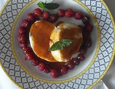 Buchta drożdżowa z owocami i karmelem