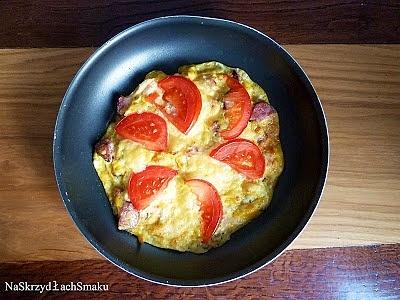 Frittata z pomidorami i wędzoną kiełbasą
