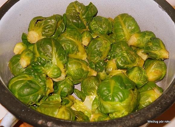 Listopadowa tarta z brukselką i pomidorem