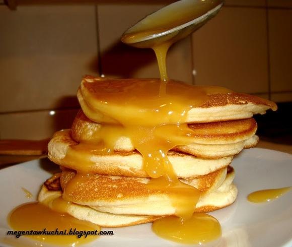 Karmelowe pancakes – placki z sosem karmelowym
