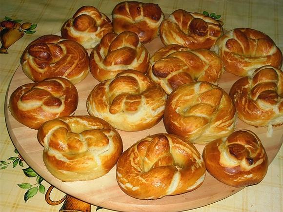 Precle i precelki - przepis na puszyste ciasto i chrupiącą skórkę