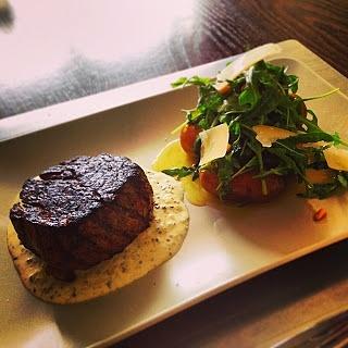 Steak z polędwicy wołowej na sosie z kolorowego pieprzu i rukolą