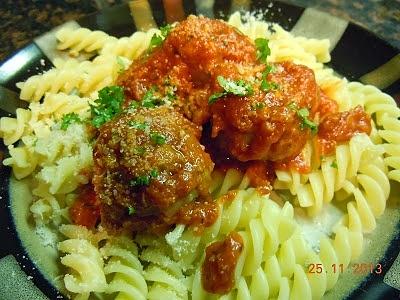 Makaron z pulpetami lub pasta z meatballs