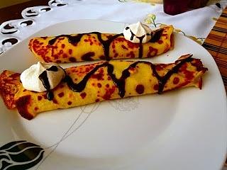 Delikatne naleśniki z kremem i muffinkami