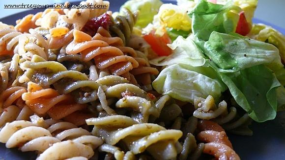 Kolorowy makaron z pesto, suszonymi pomidorami i warzywami