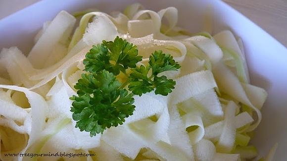 Surowe spaghetti z cukinii i pomidorów