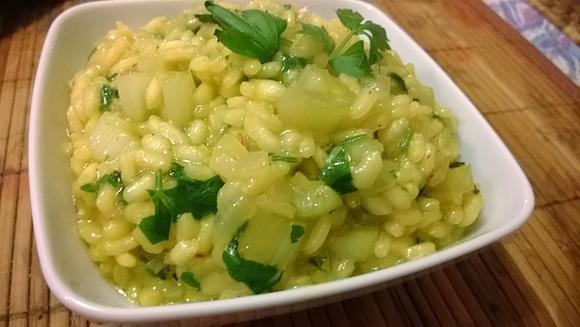 Szafranowe risotto z lubczykiem i selerem naciowym