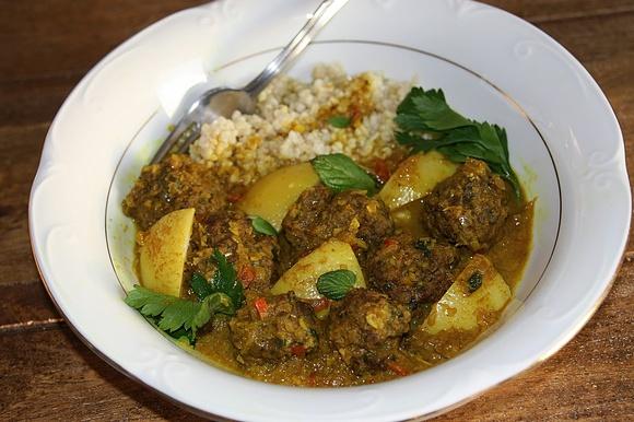 Tagine marokańskie kefta z cytryną i przyprawami