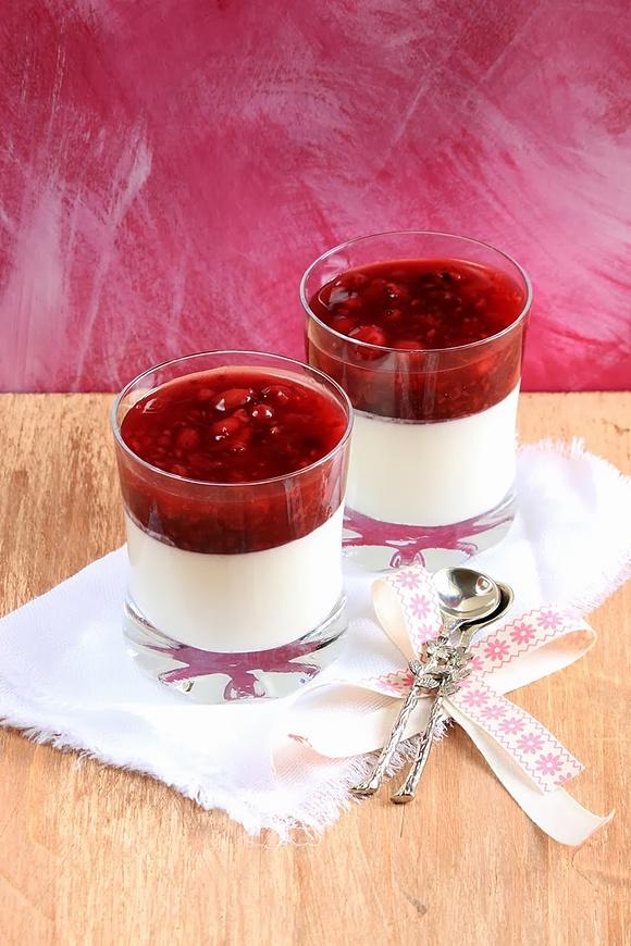 Mus z owoców leśnych i panna cotta - alternatywa dla tradycyjnej