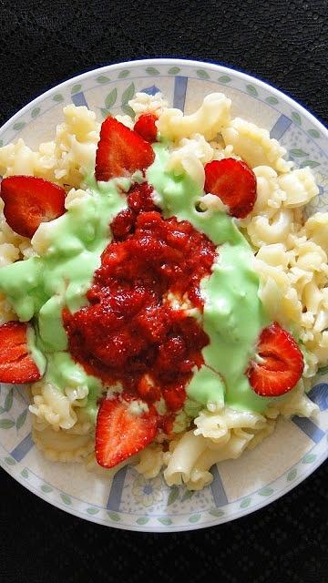 Makaron z sosem waniliowo-pomarańczowym i truskawkami