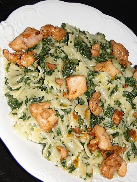 Farfalle ze szpinakiem w sosie carbonara