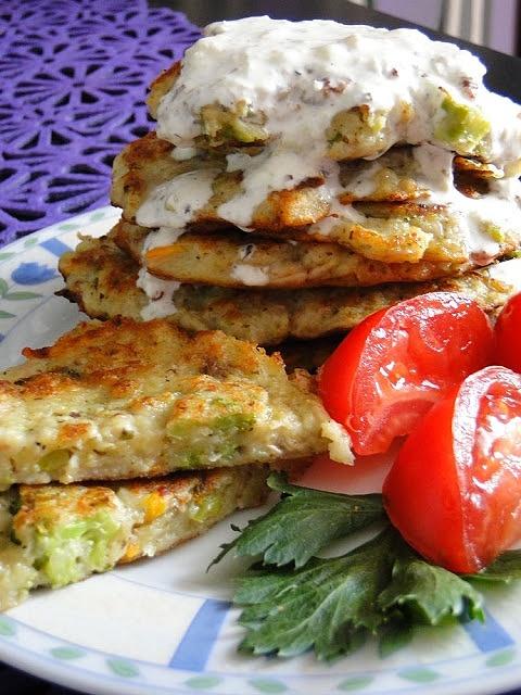 Placuszki mięsno-warzywne z sosem tzatziki