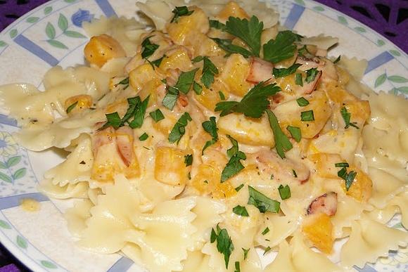 Farfalle z boczkiem i beszamelem