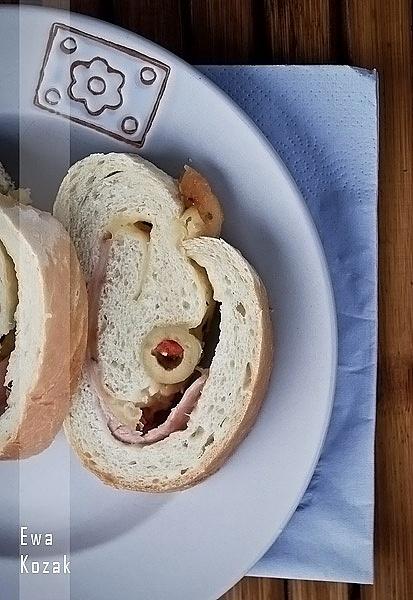 Wyrolowana kanapka z mortadelą i serem na zimno
