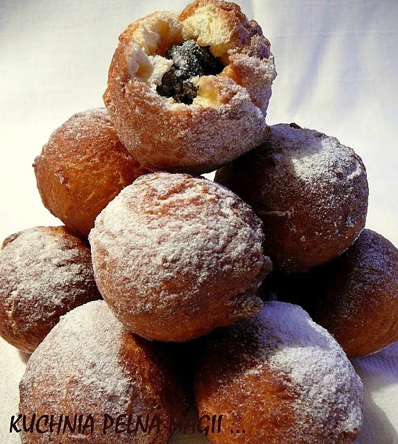 Łezki ze śliwkami - przepis na miniaturowe pączki z suszonymi śliwkami