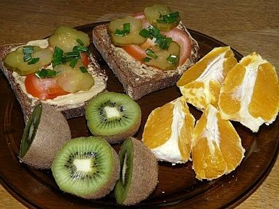 Kanapki z musztardą pomidorem i ogórkiem