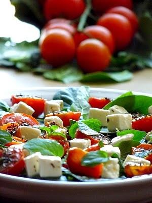 Sałatka ze szpinaku, pieczonych pomidorów i sera feta