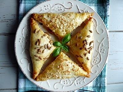 Pierożki z ciasta francuskiego z kurczakiem, mozzarellą i suszonymi pomidorami