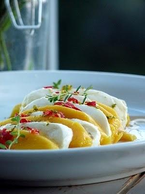 Egzotyczna sałatka z mango i mozzarellą