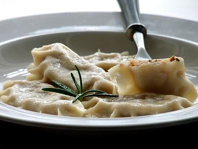 Domowe pierogi z kaszą gryczaną fetą i rozmarynem