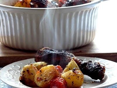 Pieczone udka kurczaka z młodymi ziemniakami i pomidorami